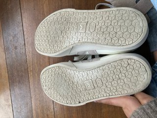 Zapatillas Veja Blancas y Grises
