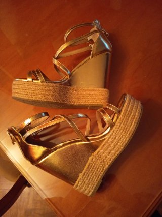 Sandalias de cuña doradas