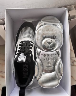 Zapatillas Moschino Negras y Plateadas
