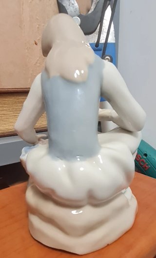 Figura porcelana niña con cesta