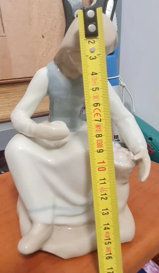 Figura porcelana niña con cesta