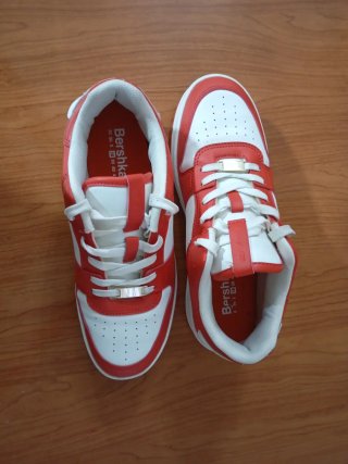 Deportivas rojas y blancas