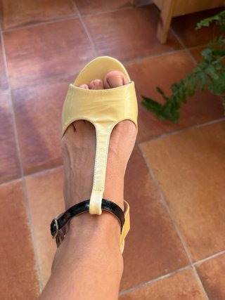 Sandalias de tacón amarillas y negras