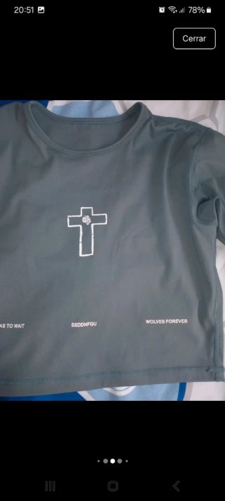 Camiseta crop top verde con cruz