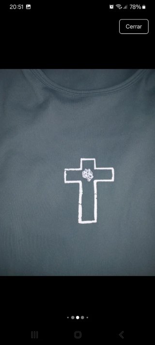 Camiseta crop top verde con cruz