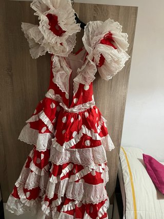 Traje de flamenca rojo con lunares blancos y borda