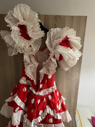 Traje de flamenca rojo con lunares blancos y borda