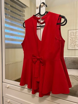 Top rojo elegante escote lágrima
