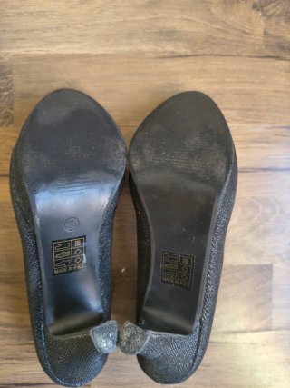 Zapatos de salón negros brillantes