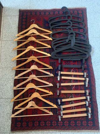 Lote 30 Perchas Madera y Plástico