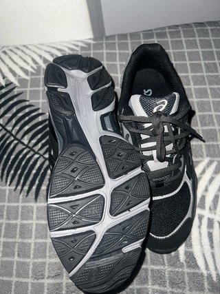 Zapatillas Asics Negras y Grises