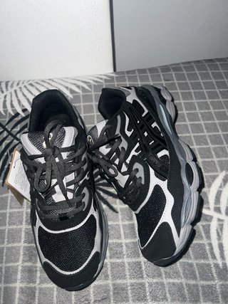 Zapatillas Asics Negras y Grises