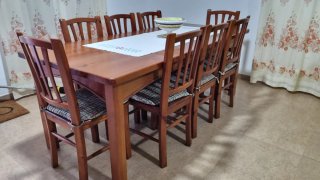 Mesa de pino con 8 sillas
