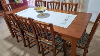 Mesa de pino con 8 sillas