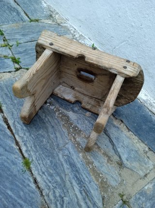 Banqueta de madera rústica antigua