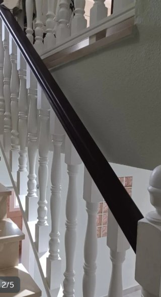 Baranda de escalera blanca y madera