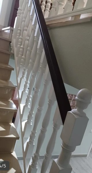 Baranda de escalera blanca y madera