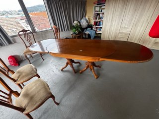 Mesa de comedor ovalada y 6 sillas