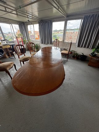 Mesa de comedor ovalada y 6 sillas