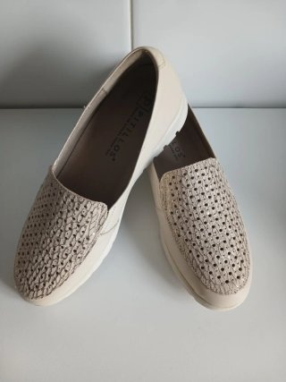 Zapatos Pitillos Beige y Dorado