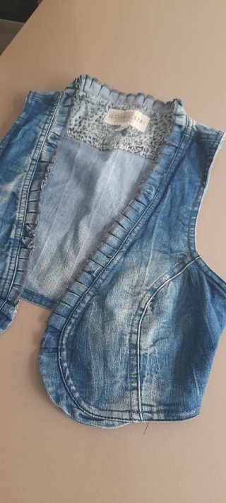 Chaleco vaquero Bershka corto