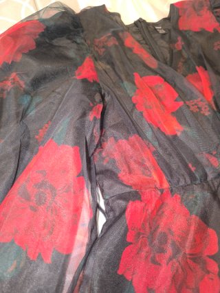 Vestido negro con flores rojas
