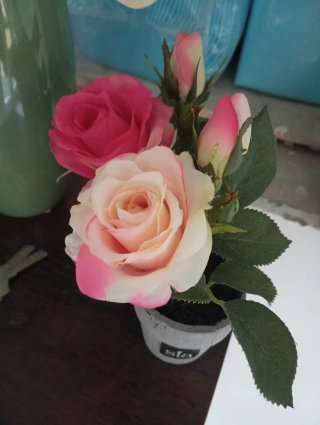 Rosas decorativas en maceta gris