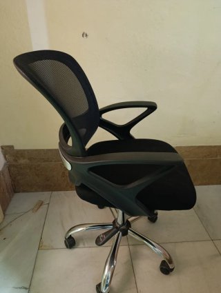 Silla de oficina ergonómica negra