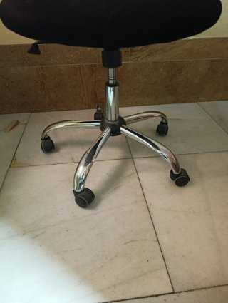 Silla de oficina ergonómica negra