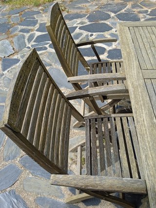 Mesa y sillas de madera natural para jardín