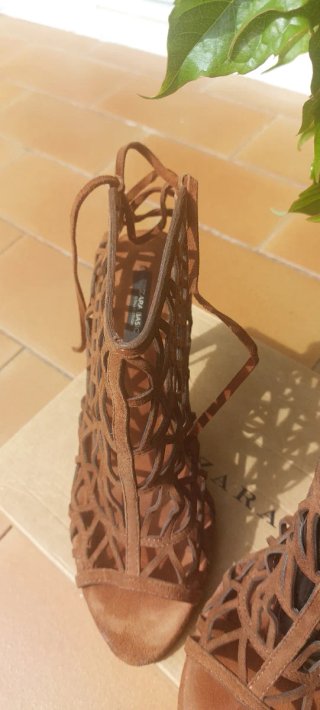 Elegante botín sandalia piel marrón