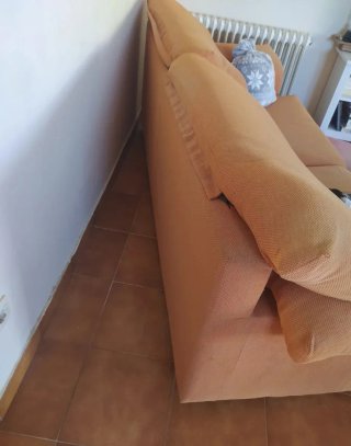 Sofá naranja de tela de Alcántara a recoger