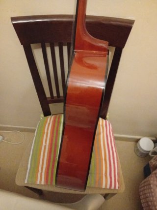 Guitarra acústica naranja, poco uso