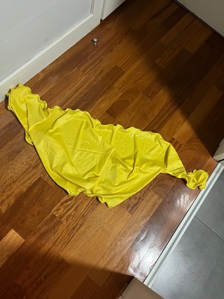 Pareo amarillo chillón con volantes