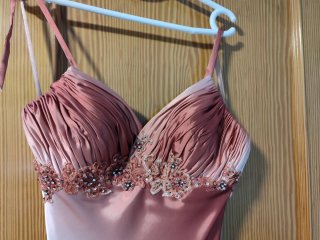 Vestido de fiesta rosa y blanco