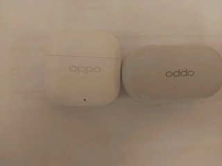 Oppo Auriculares Inalámbricos Blancos y caja gris