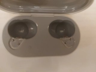 Oppo Auriculares Inalámbricos Blancos y caja gris