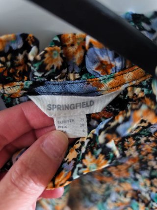 Camisa floral con cuello alto