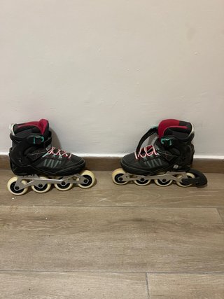 Patines en línea negros y rojos