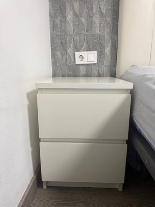 Mesita de noche blanca