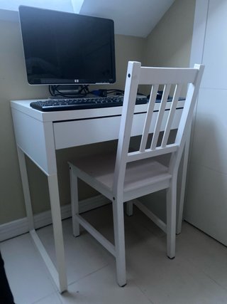 Escritorio y silla blanca