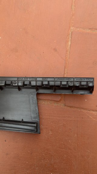 Listón embellecedor puerta trasera 5NA839902B