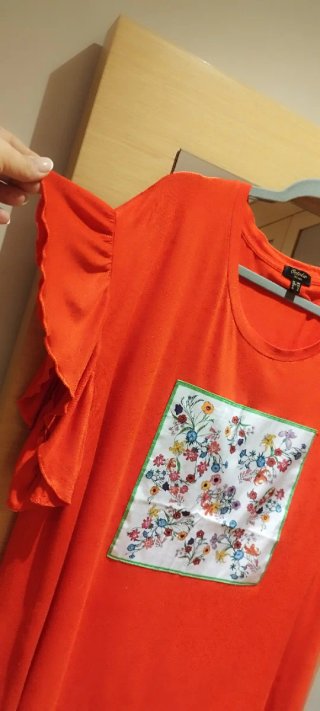 Camiseta October T52 roja con estampado floral