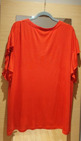 Camiseta October T52 roja con estampado floral