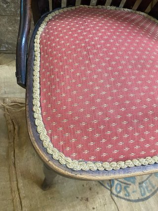Silla antigua Thonet tapizada