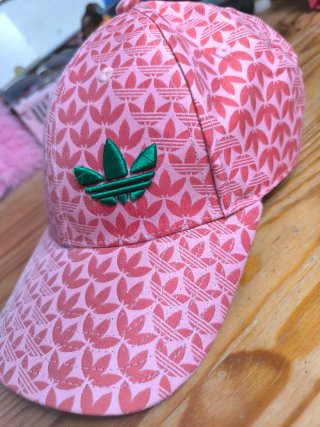 Gorra Adidas rosa con estampado