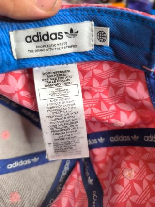 Gorra Adidas rosa con estampado