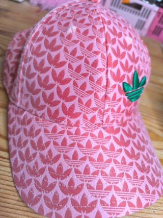 Gorra Adidas rosa con estampado