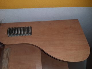 Secretária com gaveta e arrumação