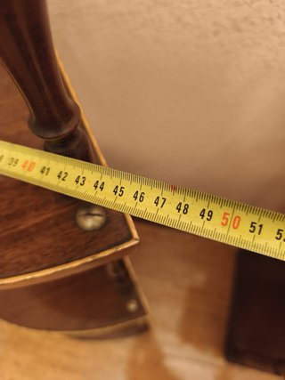 Esquinero de madera marrón